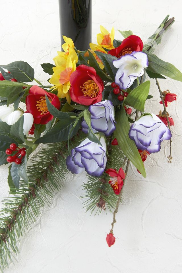 【造花の仏花・供花・お正月向け造花花束】椿と梅とトルコキキョウなどの賑わい迎春供花セット(左右1対)