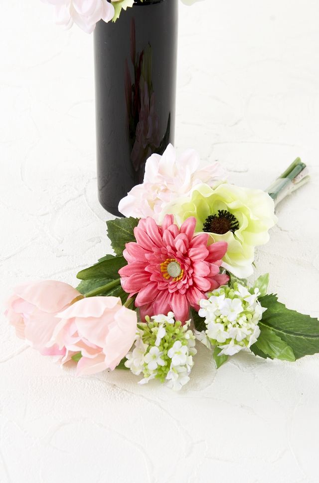 【お墓・仏壇用の造花ミニ供花】チューリップとコデマリのコンパクト仏花