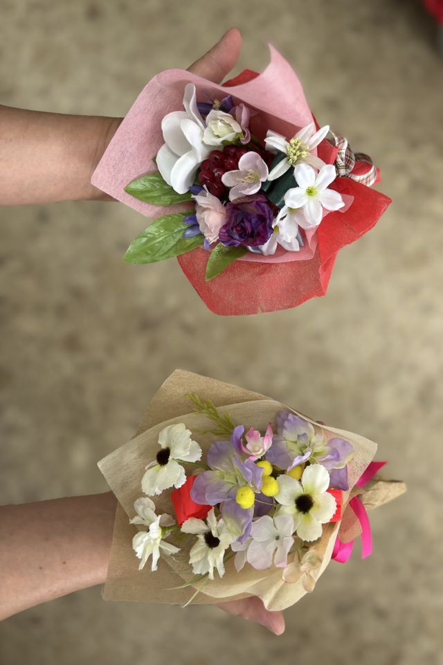 【造花ミニ花束・お買い得セット】ちょっぴり大きな手のひらブーケ(Lサイズ)の5束セット／アソート
