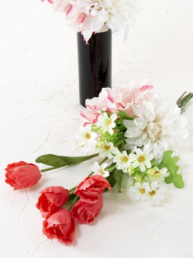 【お墓・仏壇用の造花 供花】チューリップとデイジーのミニ仏花セット（左右１対／レッド）