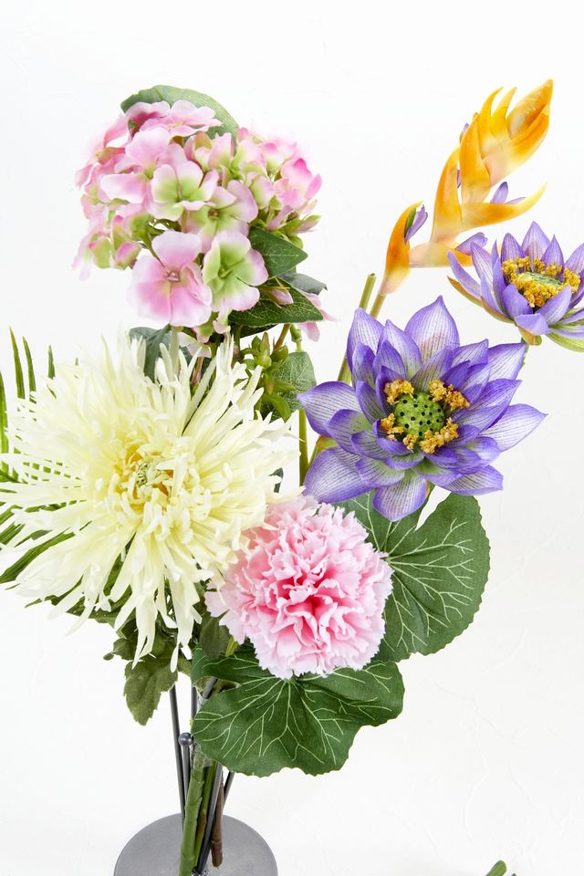 【墓前・仏前・供花】マム＆ロータス＆カーネーションの供花 （左右１対セット）