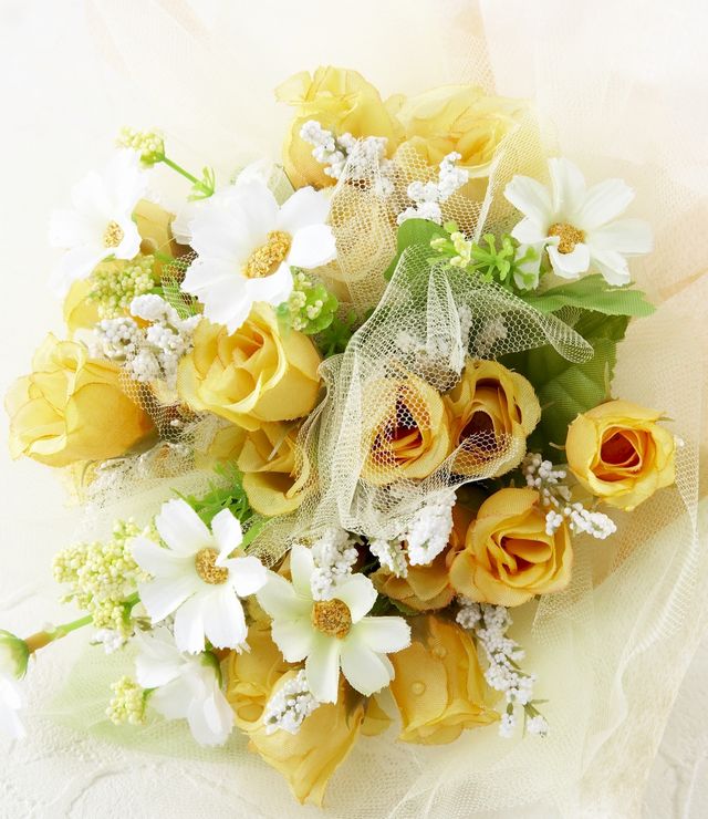 【造花・アーティフィシャルフラワー・アートフラワーブーケ】ミニバラとミニデイジーの造花花束(イエロー×ホワイト)