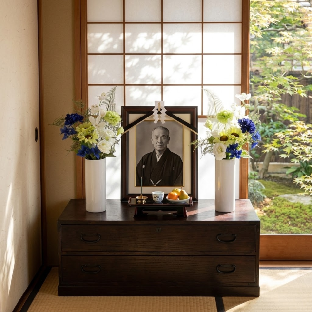 【アーティフィシャルフラワー・造花 お墓・お仏壇向け仏花・供花】向日葵とトルコ桔梗の洋風供花(左右1対セット)