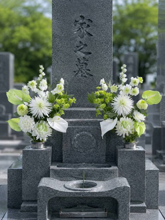 【造花・アーティフィシャルフラワー 仏花・供花】アンスリュームとマムの洋花モダン墓花（左右１対セット）