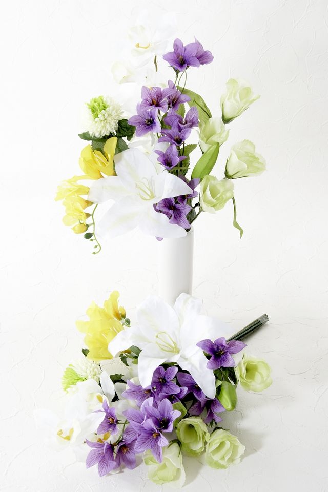 【造花・アーティフィシャルフラワー 仏花・供花】ホワイトカサブランカとフリージアの墓花（左右１対セット）